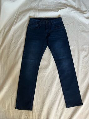 Straight Leg Women's Jeans in Dark Navy. Size 33inch waist
